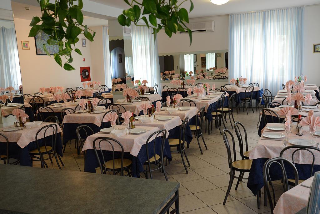 Hotel Trinidad Rimini Exterior foto