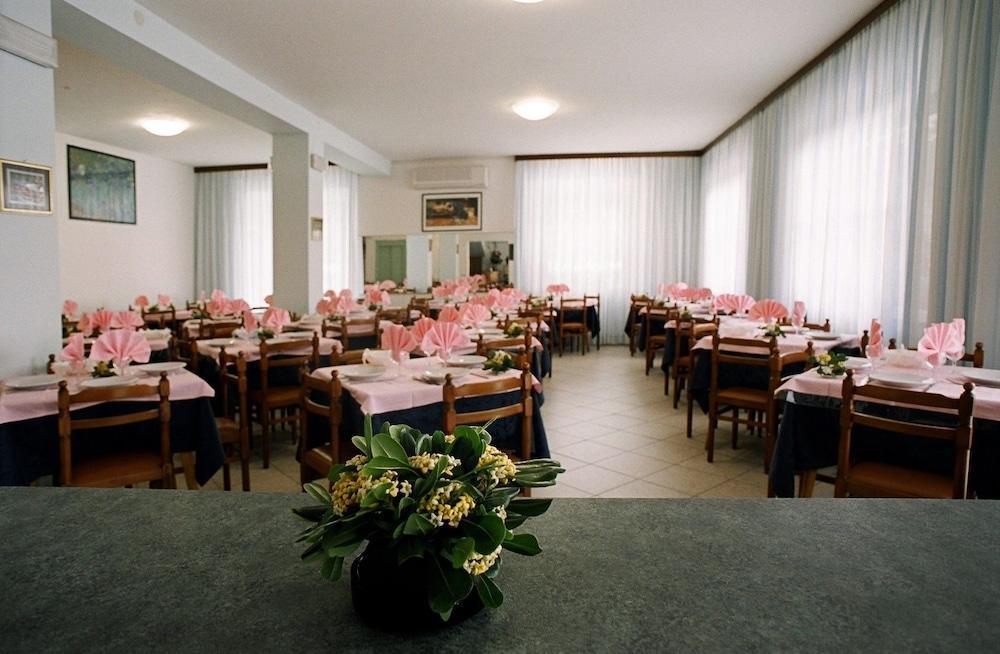 Hotel Trinidad Rimini Exterior foto